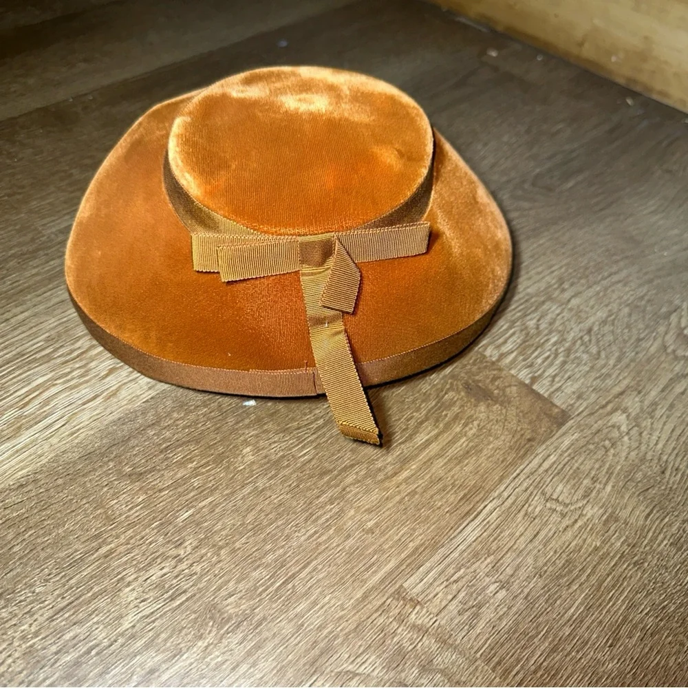 Vintage 1950s Brown Velvet Tilt Hat Halo Style Grosgrain Bow Women’s Church Hat‎